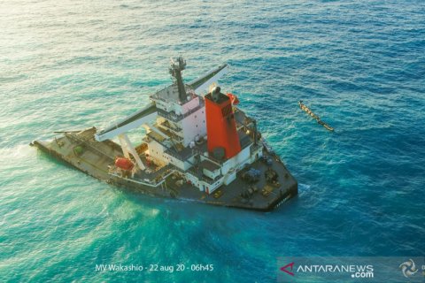 Kapal induk MV Wakashio milik Jepang  kandas di lepas pantai Mauritius.