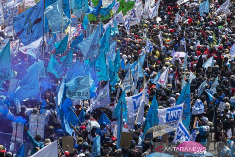 Demo buruh tolak omnibus law di depan Gedung DPR