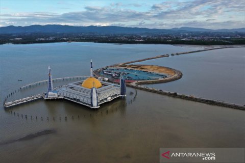Uniknya masjid di tengah teluk Kendari