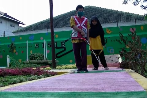 Inovasi rompi dan tongkat bagi para disabilitas netra