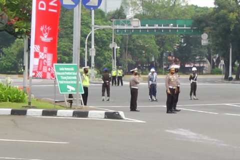 Berdiri tegak, kawasan istana steril dari lalu lintas saat upacara