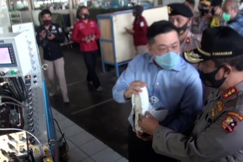 Kabaharkam Polri tinjau aktivitas di pabrik sepatu di Bandung