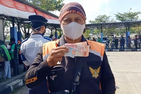 Dishub Cilegon salurkan dana tunai kepada 1.854 ojek dan sopir angkot
