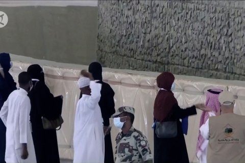 Jamaah haji lontar jumrah dengan jaga jarak fisik