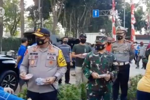 Kapolda dan Pangdam Jaya bagikan masker merah putih di Bundaran HI