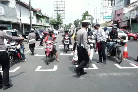 Satlantas Polres Pekalongan terapkan jaga jarak di lampu lalu lintas