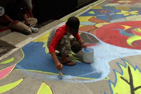 Warga Bandung lukis mural 154 meter di permukaan jalan