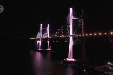 Pemandangan menakjubkan jembatan dan rel kereta lintas laut terpanjang di dunia