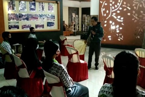 Pelajar dan Mahasiswa antusias ikuti belajar bersama di Museum Kayu Sampit