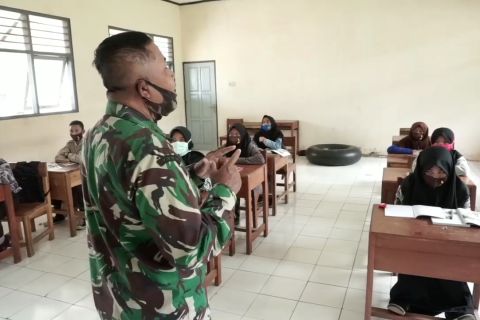 Potret Babinsa mengajar di pelosok pegunungan