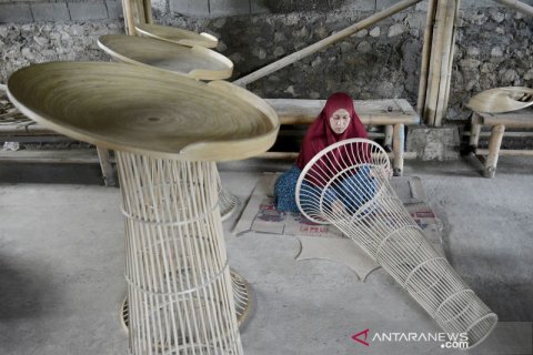 Kerajinan podium berbahan bambu di Garut