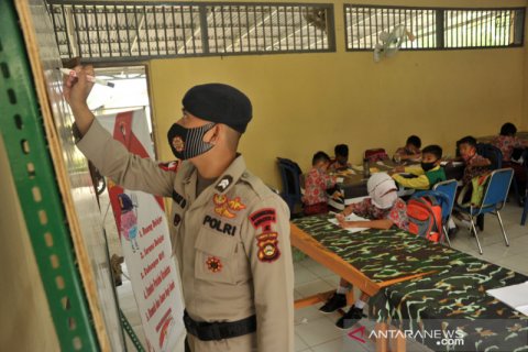 Brimob Sumsel bantu anak sekolah daring