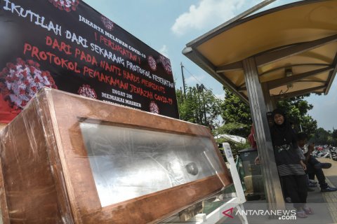 Kampanye bahaya COVID-19 dengan peti mati