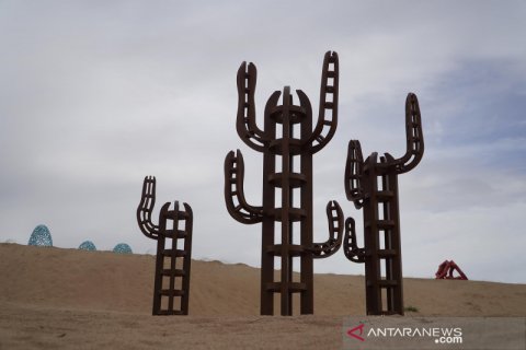 Pameran patung internasional di tengah gurun