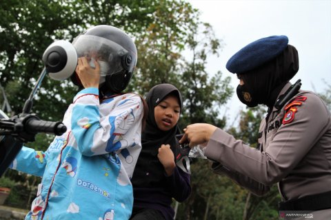BRIMOB KAMPANYE PATUH PROTOKOL KESEHATAN