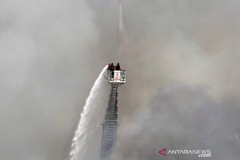 Pemadaman kebakaran di pelabuhan Beirut Lebanon