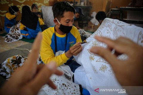 Pelatihan membatik dan kriya untuk penyandang disabilitas