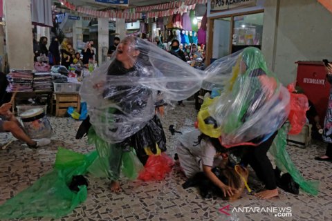 Aksi teatrikal seniman Temanggung kampanyekan pengelolaan sampah
