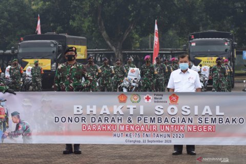 TNI gelar donor darah dan bagi-bagi sembako