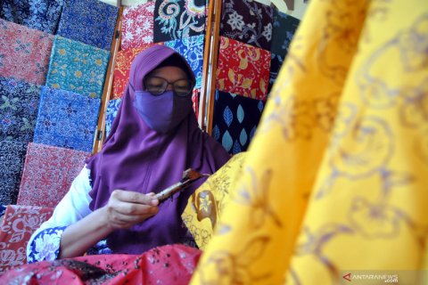 Perajin batik motif khas Bogor tetap berproduksi di tengah pandemi