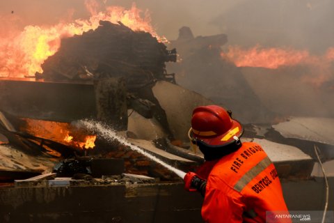 Kebakaran gudang pabrik popok di Malang