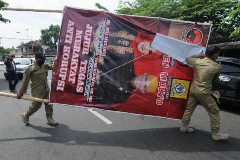 Penertiban alat peraga kampanye