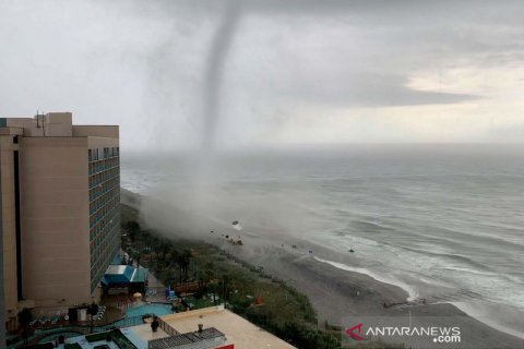 Penampakan angin tornado di pesisir Carolina Selatan