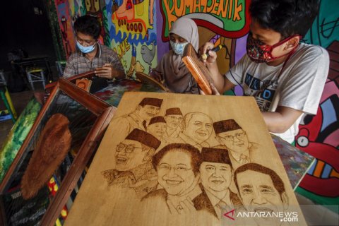 Seni lukis bakar dari limbah kayu dan kulit