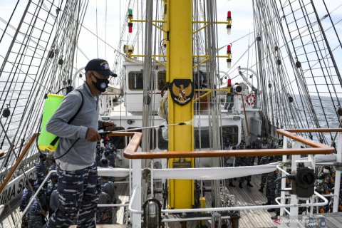 Penyemprotan disinfektan di KRI Bima Suci