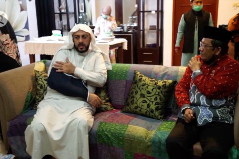 Jenguk Syekh Ali Jaber, Menkopolhukam pastikan proses hukum transparan