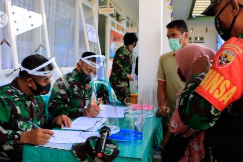 Korem 162 WB memulai peringatan HUT 75 TNI dengan bakti sosial