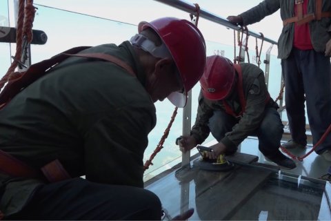 Lantai kaca jembatan layang di taman hutan China diganti