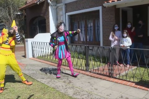 Seniman Argentina hibur anak-anak obati kebosanan saat karantina