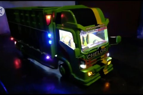 Mengubah limbah kayu menjadi miniatur truk bernilai rupiah