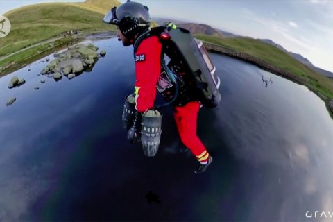 Setelan propulsi jet untuk penyelamatan darurat di gunung