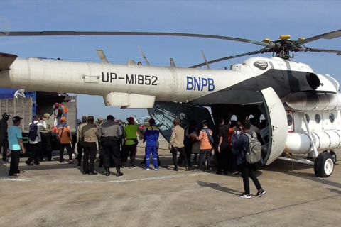 Tiga helikopter BNPB distribusikan bantuan bagi korban banjir&nbsp;Kalteng