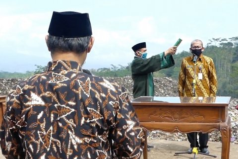 Saat pejabat di Temanggung dilantik di tempat pembuangan sampah