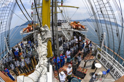 Shalat Jumat berjamaah di KRI Bima Suci