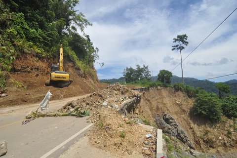 Alat berat berbaiki Jalur kebun kopi nyaris putus