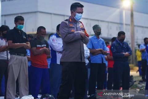 Buruh shalat Magrib bersama Kapolres usai aksi menolak UU Omnibus Law