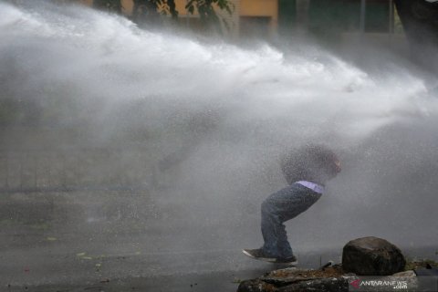 Aksi tolak UU Cipta Kerja ricuh