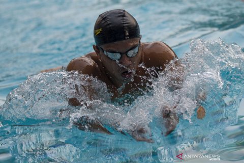 Latihan perenang Siman Sudartawa di tengah PSBB