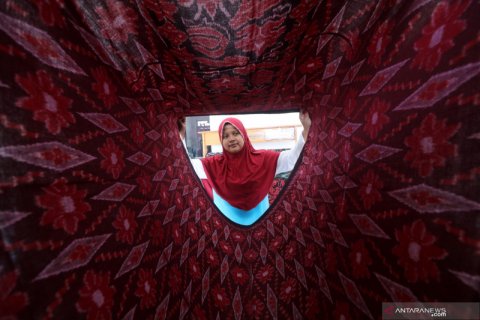 Perajin sarung tenun ikat