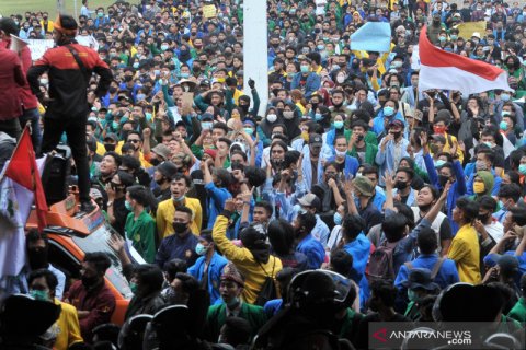 Unjuk Rasa Tolak Omnibus Law di DPRD Sumsel