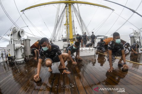 Pembersihan geladak KRI Bima Suci