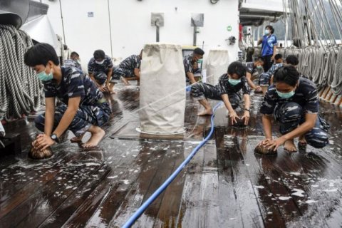 pembersihan Geladak KRI Bima Suci