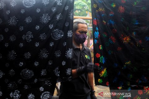 Penanda pandemi COVID-19, perajin ciptakan kerajinan batik bermotif virus Corona