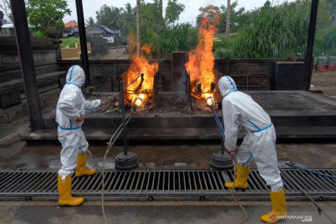 Proses kremasi jenazah pasien COVID-19 di Bali