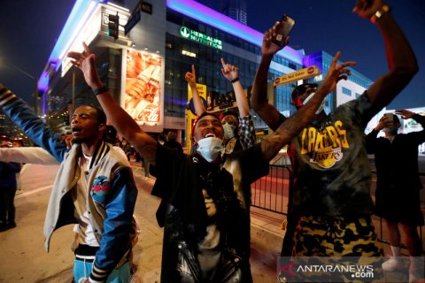 Sukaria pendukung LA Lakers usai juara NBA 2020