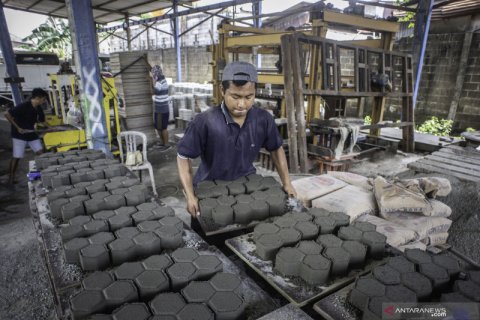 Produksi paving block berbahan sampah plastik